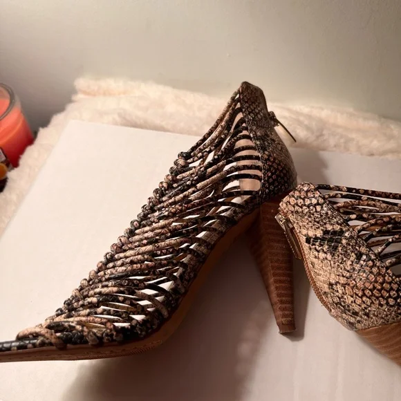 Women's Vince Camutos Strappy 4in High Heel Sandals - Picture 5 of 9